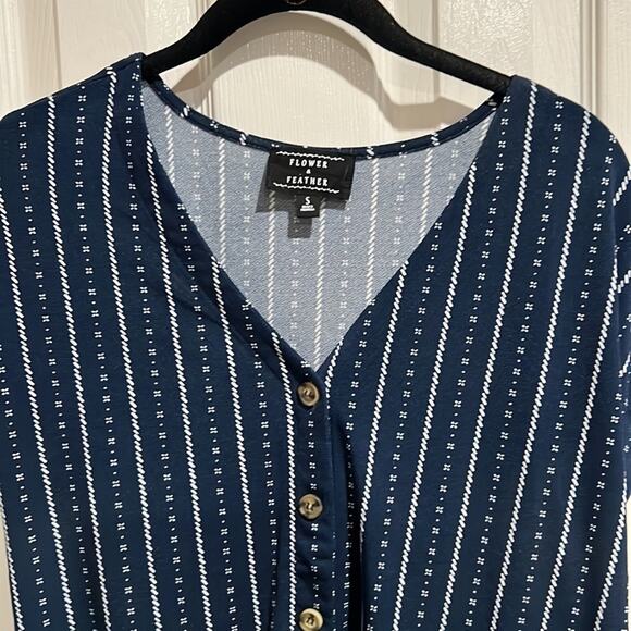Flower & Feather Blouse Womens Small Blue White - Picture 3 of 14
